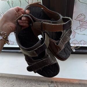 Men’s Columbia Sandals • 9